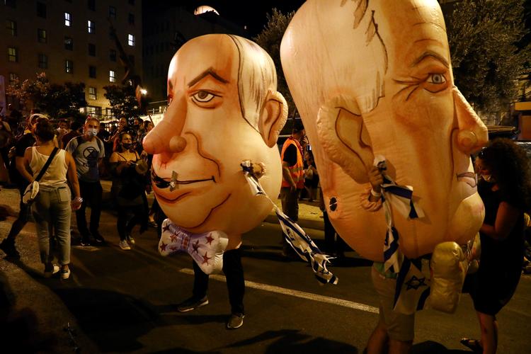 Demonstration i Vestjerusalem mod den koruptionsanklagede Likud-leder Benjamin Netanyahu og hans samlingsregering med Benny Gantz.
 Foto: Ammar Awad/Ritzau Scanpix