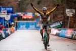 Indsmurt i mudder fra top til tå krydser belgieren Wout van Aert målstregen som suveræn vinder af cykelcross på hjemmebane.
  Foto: Jasper Jacobs/Ritzau Scanpix