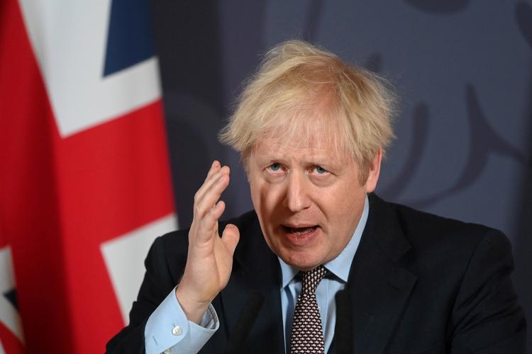   Boris Johnson holdt en virtuel pressekonference i Downing Street om Brexit-aftalen kort efter den blev indgået 24. december. Til lejligheden bar han  et slips med et diskret fiskemønster. Foto: Pool/Ritzau Scanpix