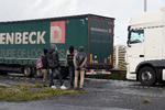     Migranter forsøger at komme ind i en lastbil 17. december. Chauffører og vognmænd frygter, at fremtidige køer som følge af nye regler ved overfartsstederne vil få endnu flere migranter til at forsøge. For migrant-presset på Calais ventes ikke at tage af efter Brexit. Foto: Francois Lo Presti/Ritzau Scanpix