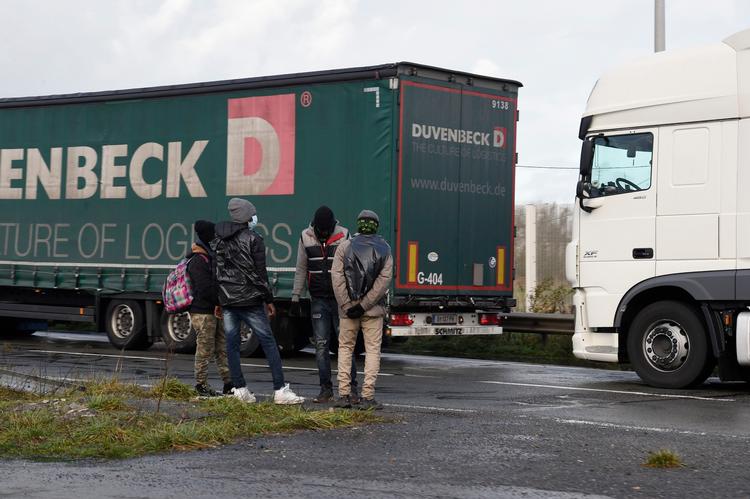     Migranter forsøger at komme ind i en lastbil 17. december. Chauffører og vognmænd frygter, at fremtidige køer som følge af nye regler ved overfartsstederne vil få endnu flere migranter til at forsøge. For migrant-presset på Calais ventes ikke at tage af efter Brexit. Foto: Francois Lo Presti/Ritzau Scanpix