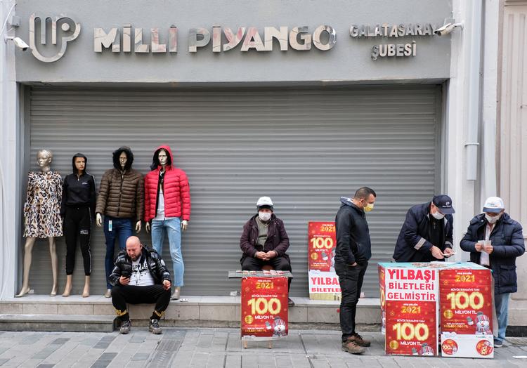     Lotterisælgere på gade i Istanbul bærer masker.  Foto: Murad Sezer/Ritzau Scanpix