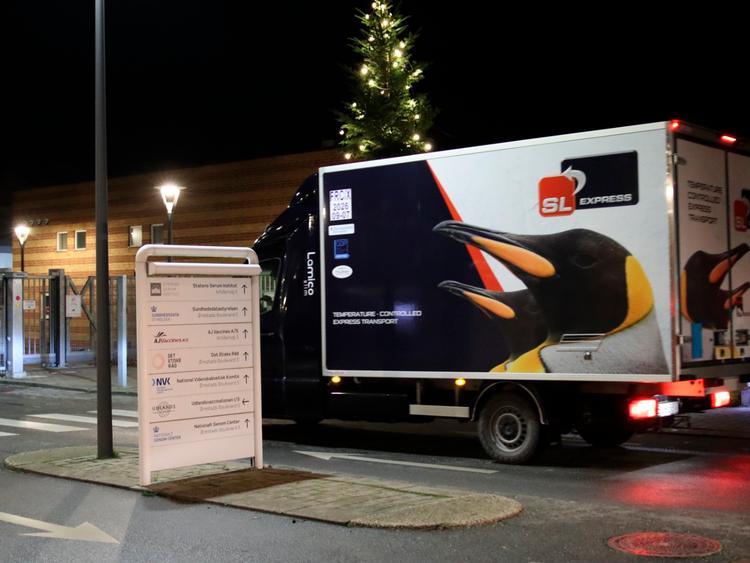 Kort før kl. 6 lørdag morgen ankom den første sending vacciner til Statens Serum Institut.  Foto: Presse-fotos.dk/Ritzau Scanpix