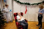 Læge Puk Laugen stikker Carl-Einar Jørgensen med den første corona-vaccine.  Foto: Thomas Borberg/POLFOTO