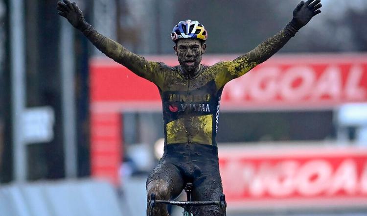 Plastret til af mudder fra top til tå jubler Wout van Aert over sin World Cup-sejr i Dendermonde. Foto: Jumbo-Visma. 