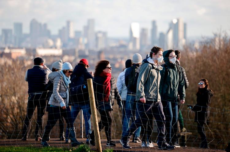 London tidligere i dag. I alt har omkring ti lande konstateret tilfælde af den nye coronavariant, som især har ramt Storbritannien. Foto: Tolga Akmen/Ritzau Scanpix