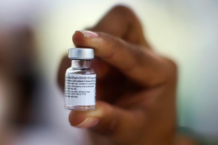 Pfizer-BioNTech-vaccinen indeholder officielt fem doser. Foto: Edgard Garrido/Ritzau Scanpix