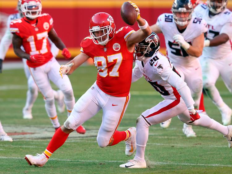 Kansas City Chiefs' Travis Kelce (87) fører bolden frem mod Atlanta Falcons, der blev besejret på Arrowhead Stadium i Kansas City. Foto: Jamie Squire/Ritzau Scanpix