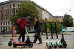 Fra 2022 bliver der hjelmpligt på elløbehjul, selvbalancerende køretøjer og motoriserede skateboards. Foto: Annika Byrde/POLFOTO