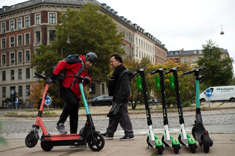 Fra 2022 bliver der hjelmpligt på elløbehjul, selvbalancerende køretøjer og motoriserede skateboards. Foto: Annika Byrde/POLFOTO