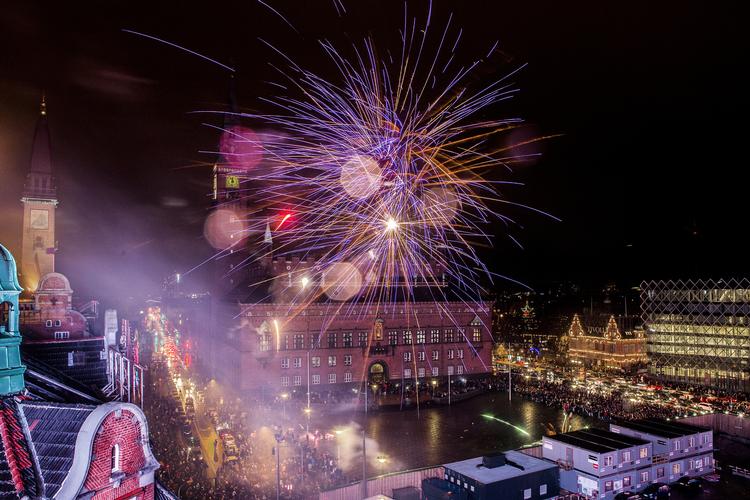 I år bliver nytårsaften en lille smule anderledes på rådhuspladsen. På grund af høje smittetal indhegnes det meste af pladsen. .  Foto: Simon Fals/POLFOTO