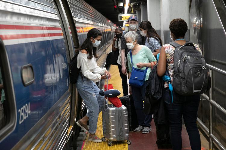 Coronaen har ramt det statslige, amerikanske togselskab Amtrak hårdt. Passagerne her på Penn Station i New York har dog valgt at tage toget. Foto: Mark Lennihan/Ritzau Scanpix
