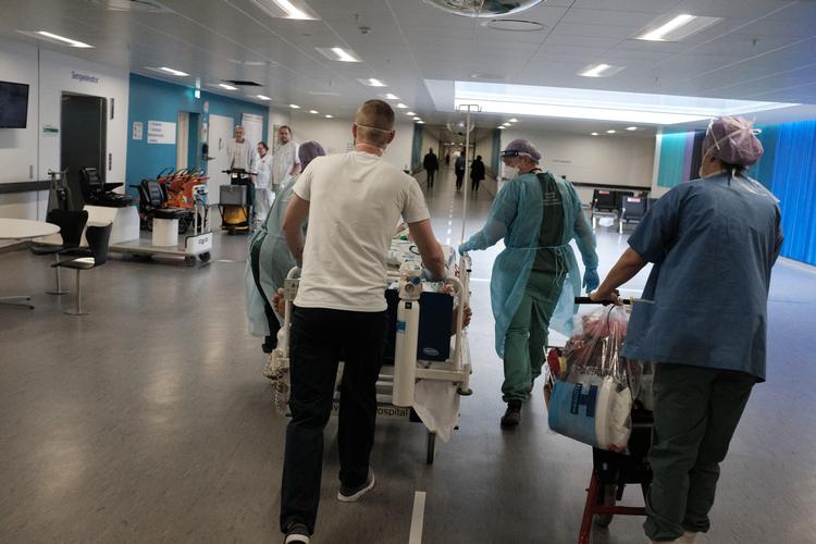 Hvidovre Hospital har nu 104 covid-patienter indlagt. Aldrig har tallet været så højt. Heller ikke under forårets epidemibølge, da Politiken var på besøg. Foto: Anders Legarth Schmidt