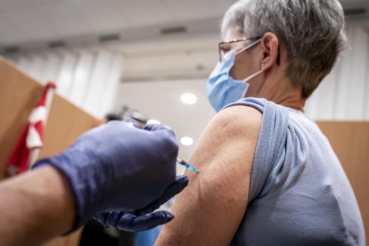 Sundhedsansatte er blandt de første som får vaccinen. Foto: Mads Claus Rasmussen/Ritzau Scanpix