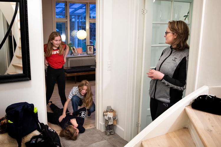    Familien Poder i Valby  vd endnu ikke om børnene Ida (6. klasse) og Liv (4. klasse) skal starte på en ny omgang hjemmeundervisning efter juleferien.
   Foto: Finn Frandsen/POLFOTO