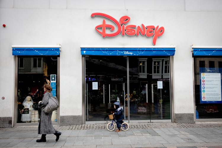 Disneybutikken har som stort set resten af Strøgets butikker i København lukket indtil 3. januar. En lille dreng passerede skuffet butikken på en gåtur med sin mor. Foto: Jesper Houborg/POLFOTO