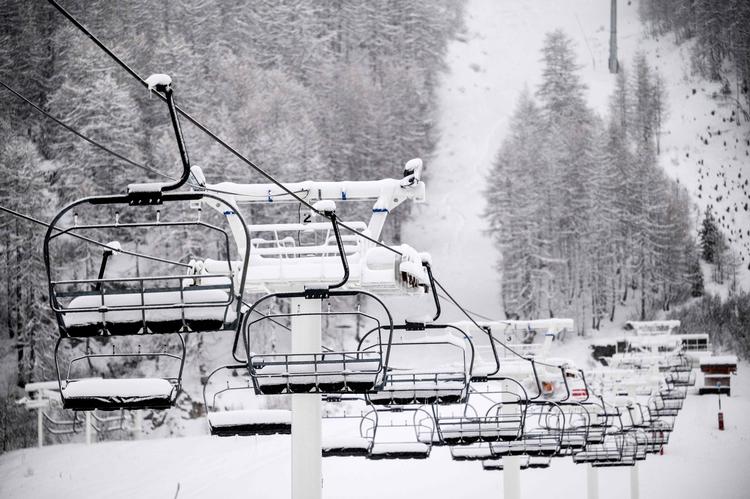    Skilifterne i  Val d'Isere i Frankrig dingler tomme over pisterne. Kun Schweiz holder åbnet for udenlandske skientusiater, men det gælder ikke de britiske.
,
 Foto: Jeff Pachoud/Ritzau Scanpix