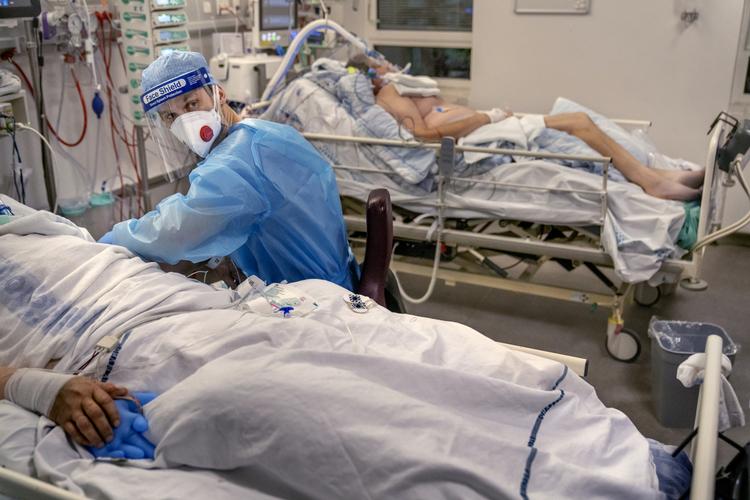 Hospitalerne er pressede af det stigende antal covid-patienter. (arkivfoto) Foto: Mads Nissen/POLFOTO