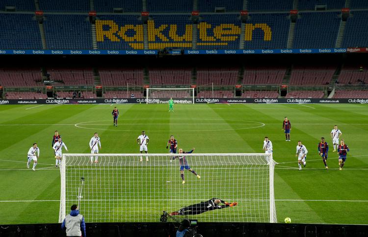 Efter 8 minutter sparkede Martin Braithwaite forbi målet fra pletten, mens scoringen efter 24 minutter ikke kom til at tælle, da danskeren lige akkurat var offside. Foto: Albert Gea/Ritzau Scanpix