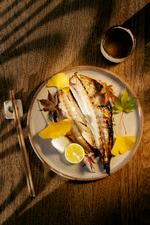 Japanerne har ikke kun tradition for at spise rå, men også tørret fisk. I denne opskrift lægges fisken først i saltlage og tørrer derefter natten over.  Foto: Emma Sejersen