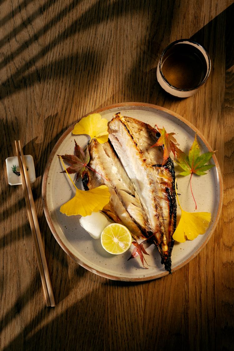 Japanerne har ikke kun tradition for at spise rå, men også tørret fisk. I denne opskrift lægges fisken først i saltlage og tørrer derefter natten over.  Foto: Emma Sejersen