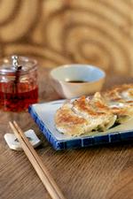 Gyoza er et kæmpe hit blandt både børn og voksne – sprød, blød, dampet top og et saftigt og smagfuldt indre. Foto: Emma Sejersen