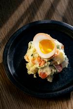 Der skal kewpie, en japansk mayonnaise, i kartoffelsalaten. Kewpie er mere sødlig og umamirig end almindelig mayonnaise. Den kan købes i asiatiske supermarkeder og på nettet. Foto: Emma Sejersen