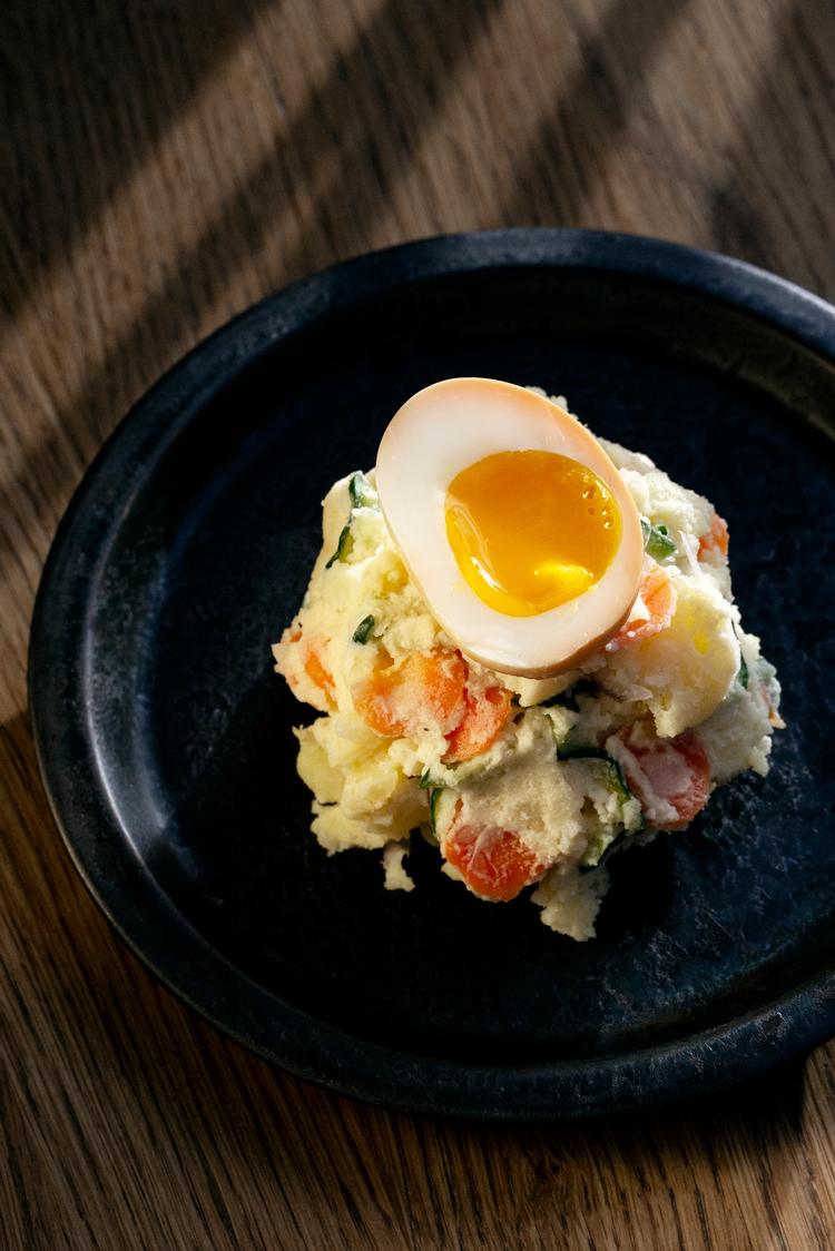 Der skal kewpie, en japansk mayonnaise, i kartoffelsalaten. Kewpie er mere sødlig og umamirig end almindelig mayonnaise. Den kan købes i asiatiske supermarkeder og på nettet. Foto: Emma Sejersen