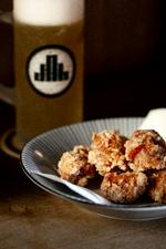 Kyllingenuggets på japansk. Karaage kan også laves med fisk eller tofu, hvis du ønsker en vegetarisk version. Foto: Emma Sejersen