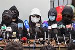 Familiemedlemmer til 12 arresterede aktivister holdt i mandags en pressekonference i Hongkong, hvor de gav udtryk for stor bekymring for, om retssagen mod deres familiemedlemmer ville blive åben og retfærdig. I et brev bad de også forgæves den danske regering om at sende diplomater til at overvære retssagen. Foto: Peter Parks/Ritzau Scanpix