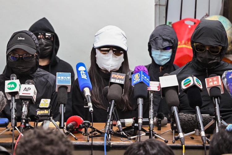 Familiemedlemmer til 12 arresterede aktivister holdt i mandags en pressekonference i Hongkong, hvor de gav udtryk for stor bekymring for, om retssagen mod deres familiemedlemmer ville blive åben og retfærdig. I et brev bad de også forgæves den danske regering om at sende diplomater til at overvære retssagen. Foto: Peter Parks/Ritzau Scanpix