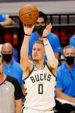 Donte DiVincenzo fra Milwaukee Bucks scorer her tre point under opgøret mod Miami Heat i NBA. Det var hans holdkammerater også gode til i den duel.  Foto: Michael Reaves/Ritzau Scanpix