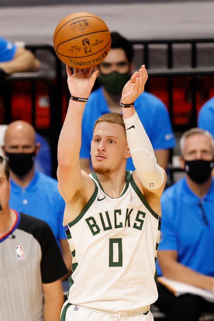 Donte DiVincenzo fra Milwaukee Bucks scorer her tre point under opgøret mod Miami Heat i NBA. Det var hans holdkammerater også gode til i den duel.  Foto: Michael Reaves/Ritzau Scanpix