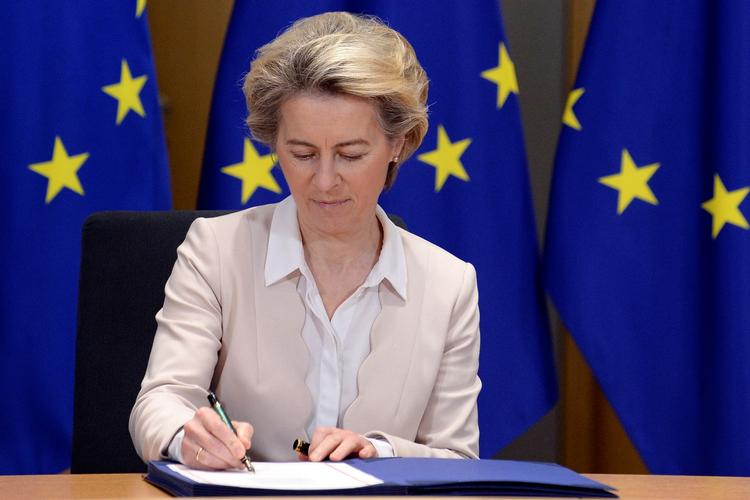 EU-kommisionsformand Ursula von der Leyen underskrev sammen med EU's præsident, Charles Michel, den historiske handelsaftale i Bruxelles onsdag. Foto: Johanna Geron/Ritzau Scanpix
