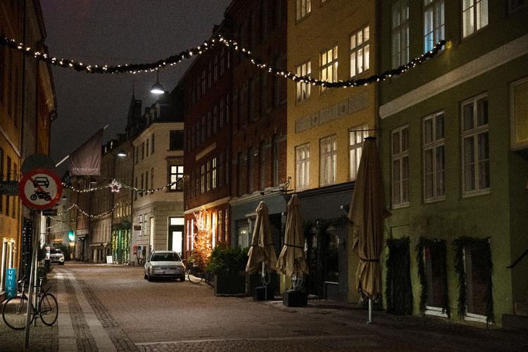 Danmark er lukket ned, nu gælder det om at få økonomiske støtteordninger godkendt i en fart i EU-systemet, lyder budskabet fra Dansk Erhverv.  Foto: Thomas Borberg/POLFOTO