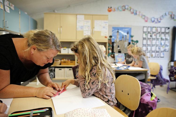Ordning udvides, så forældre, der ikke kan arbejde hjemmefra, kan få nødpasset eller nødundervist de mindste skolebørn.  (arkivfoto) Foto: Jens Dresling/POLFOTO