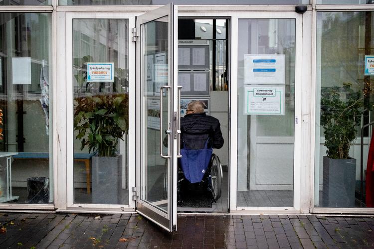 I alt er 440 plejehjemsbeboere døde med covid-19, svarende til 36 procent af alle coronarelaterede dødsfald. I alt 309 plejehjem har haft smitten inden for dørene, de 220 af dem inden for de seneste to uger.   Foto: Jesper Houborg/POLFOTO