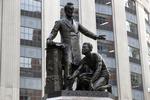 Statuen i Boston, som nu er fjernet, er en bronzeafstøbning fra 1879. Originalen, 'the Emancipation Memorial', blev indviet tre år tidligere i byen Washington.  Foto: Steven Senne/Ritzau Scanpix