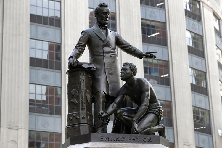 Statuen i Boston, som nu er fjernet, er en bronzeafstøbning fra 1879. Originalen, 'the Emancipation Memorial', blev indviet tre år tidligere i byen Washington.  Foto: Steven Senne/Ritzau Scanpix