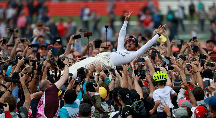   Ingen over og ingen ved siden af Lewis Hamilton, der er historiens mest succesfulde formel 1-kører. Nu kan han kalde sig sir. Foto: Jason Cairnduff/Ritzau Scanpix
