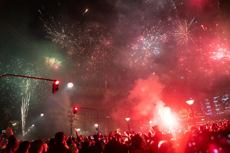 Et syn, vi ikke kommer til at se i år. Fyrværkeri og fest på Rådhuspladsen. Nu ønsker mange fyrværkeri helt forbudt. Foto: Andreas Merrald/POLFOTO