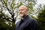 Radiovært Mads Steffensen har i 17 år hjulpet danskerne med at få styr på deres problemer i P4's flagskib 'Mads &amp; Monopolet'. Nu forlader den populære vært DR og fortsætter med sit dilemmaløsende format i en fornyet udgave hos den kommercielle radioplatform Podimo.   Foto: Ida Guldbæk Arentsen/Ritzau Scanpix