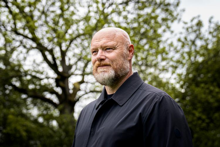 Radiovært Mads Steffensen har i 17 år hjulpet danskerne med at få styr på deres problemer i P4's flagskib 'Mads &amp; Monopolet'. Nu forlader den populære vært DR og fortsætter med sit dilemmaløsende format i en fornyet udgave hos den kommercielle radioplatform Podimo.   Foto: Ida Guldbæk Arentsen/Ritzau Scanpix