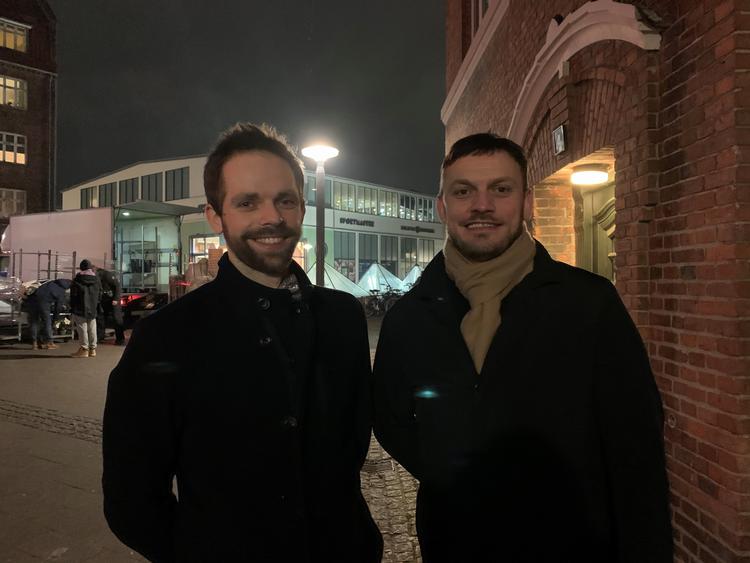 Steffen Kristiansen tv. og Martin Knudsen th. siger farvel til det herrens år 2020 med gamle venner. Fyrværkeri ses fra altanen for at minske smitterisikoen. 