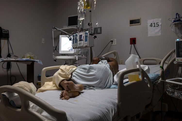     HOUSTON, TX - JANUARY 1: (EDITORIAL USE ONLY) A patient is seen lying on a bed in the COVID-19 intensive care unit (ICU) on New Year's Day at the United Memorial Medical Center on January 1, 2021 in Houston, Texas. According to reports, Texas has reached over 1, 760, 000 cases, including over 27, 800 deaths. Go Nakamura/Getty Images/AFP == FOR NEWSPAPERS, INTERNET, TELCOS &amp; TELEVISION USE ONLY ==   Foto: Go Nakamura/Ritzau Scanpix
