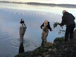 For næsten præcis to år siden – 5. januar 2019 – var Torill Klits venner og familie samlet for at mindes hende, efter hun havde fået hjælp til at begå selvmord i Schweiz. Over 100 <AS>mennesker gik med ned til fjorden i Aalborg, hvor Torills mor og lillesøster ved en symbolsk ceremoni sendte Torill afsted og sendte hvide liljer efter hend Foto: David Stubbe Teglbjærg/privatfoto