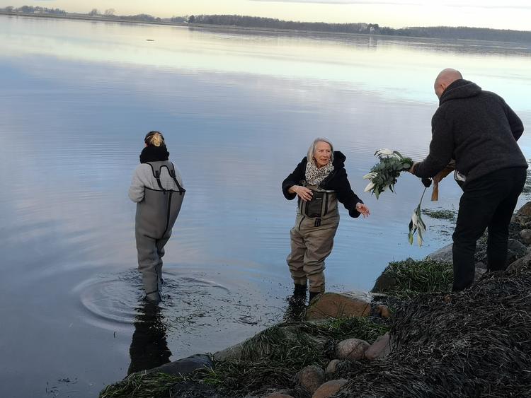 For næsten præcis to år siden – 5. januar 2019 – var Torill Klits venner og familie samlet for at mindes hende, efter hun havde fået hjælp til at begå selvmord i Schweiz. Over 100 <AS>mennesker gik med ned til fjorden i Aalborg, hvor Torills mor og lillesøster ved en symbolsk ceremoni sendte Torill afsted og sendte hvide liljer efter hend Foto: David Stubbe Teglbjærg/privatfoto