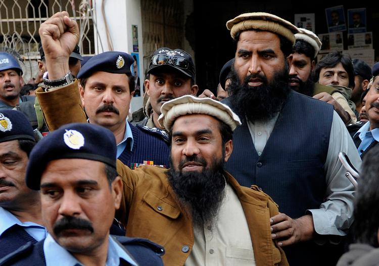 Zaki-ur-Rehman Lakhvi kunne i 2015 med knyttet næve forlade retten i Islamabad som en fri mand mod kaution, efter at myndighederne i Pakistan ikke havde nok beviser mod ham til at opretholde fængslingen ifølge hans advokat. Nu er han igen blevet anholdt for at stå bag terrorangrebet i Mumbai i 2008. Foto: B.k. Bangash/Ritzau Scanpix