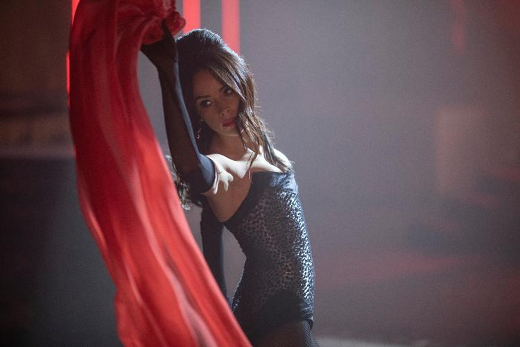 Abigail Spencer spiller hovedrollen som den tidligere showdanser Katherine Harlow, der som en anden Edmond Dantes vender tilbage for at hævne fortidens urimeligheder.  Foto: CMore