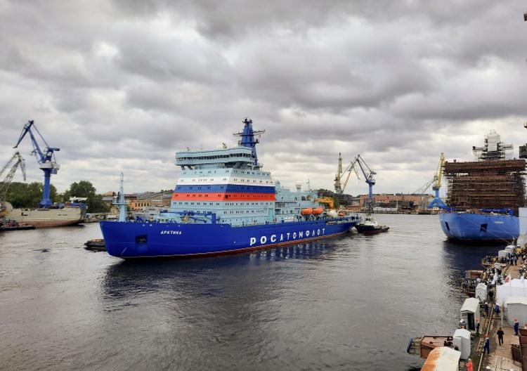   Den atomdrevne russiske isbryder Arktika er den nyeste i Ruslands flåde af kæmpe isbrydere. her forlader den værftet i Skt. Petersborg på vej mod Nordpolen. De to atomreaktorer skaber kraft svarende til 80.000 hestekræfter.   Foto: Uncredited/Ritzau Scanpix
